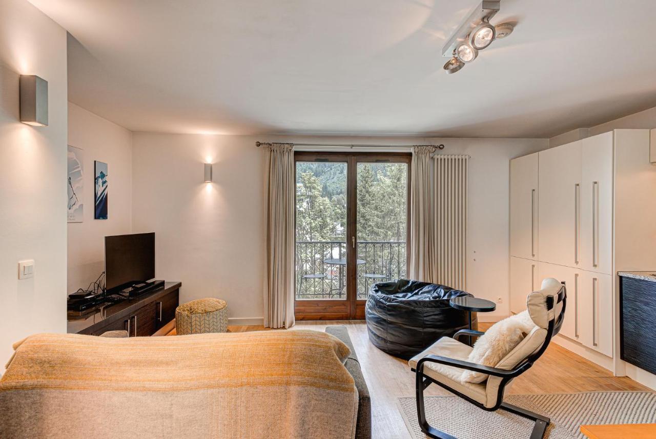 Apartment Cosmiques - Alpes Travel - Central Chamonix - Sleeps 4 Bagian luar foto